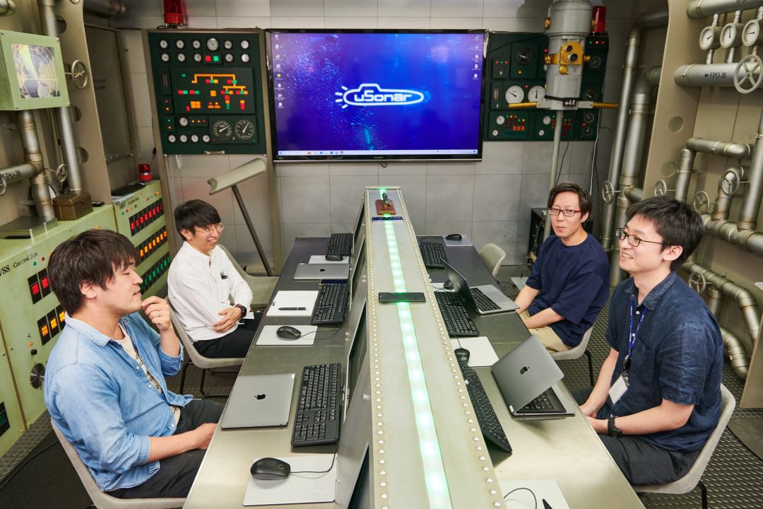 社名（ユーソナーは潜水艦におけるレーダー）にも関係がある、潜水艦内部のような会議室で行われました。